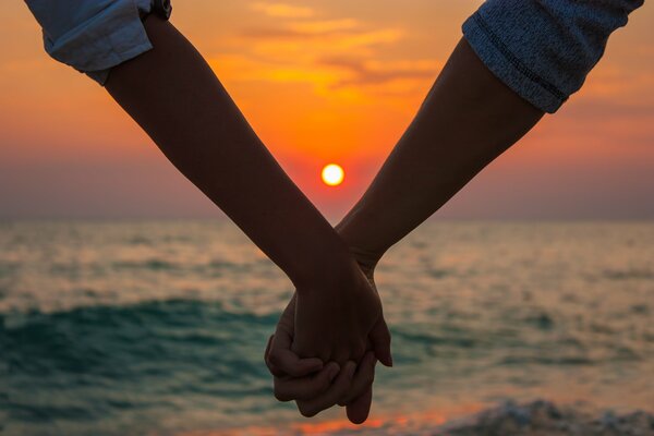 El amor se toma de la mano al atardecer