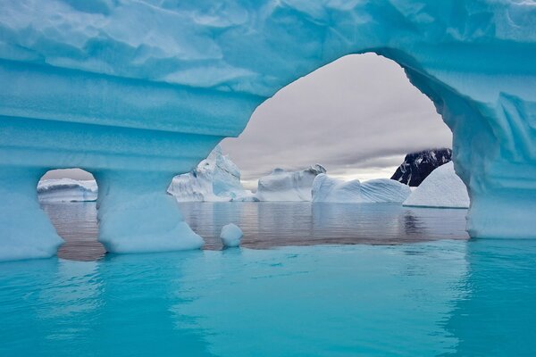 Iceberg glacé dans la mer d hiver