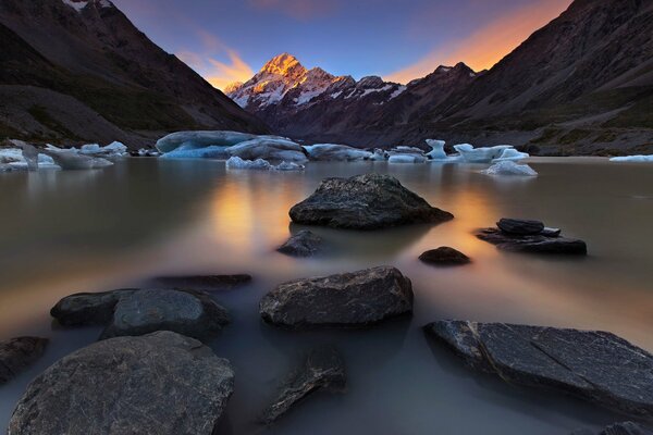 Ein See, der von Scaoami umgeben ist. Schöne Orte im Mount Cook National Park (Neuseeland)