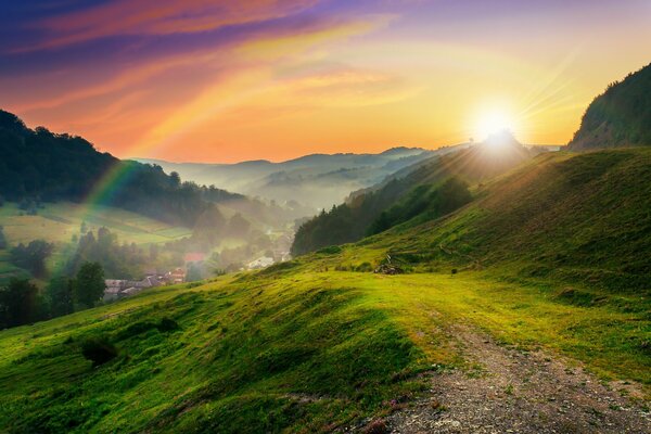 Belles collines verdoyantes et un arc-en-ciel merveilleux