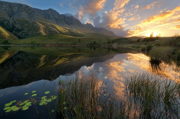 Lago di montagna riflette la terra circostante