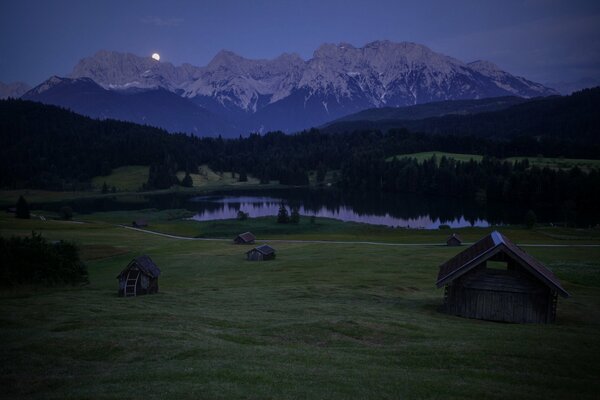 Montagnes en Allemagne dans la nuit