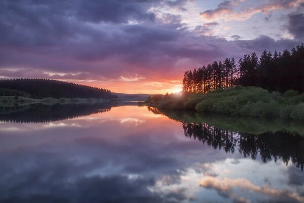 La surface calme de l eau au coucher du soleil