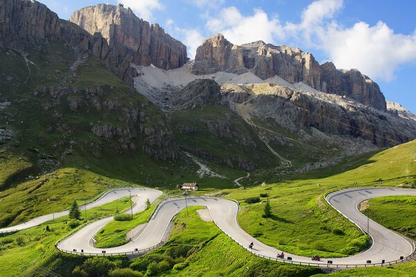 La strada attraverso le montagne. bella natura