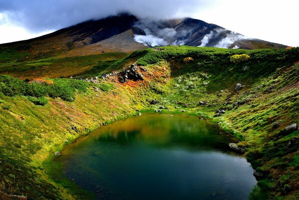 Lac dans un ravin. Paysages chinois