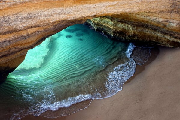 Grotta sotto una roccia nell oceano