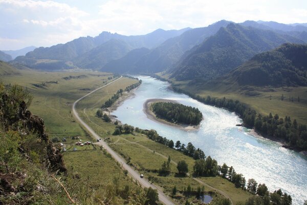 Ein kleiner Fluss am Fuße der Berge