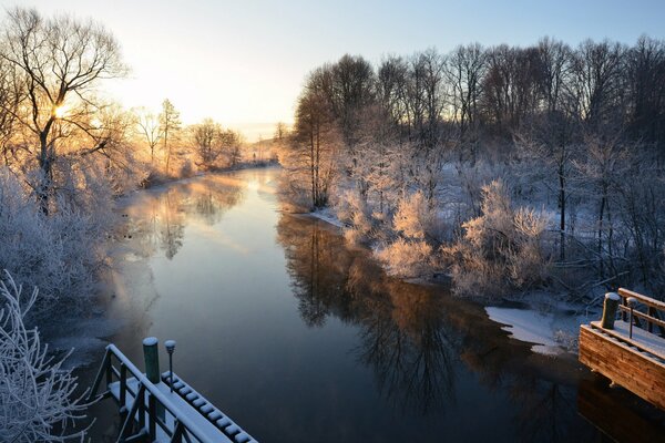 Matin d hiver Suisse près de la rivière