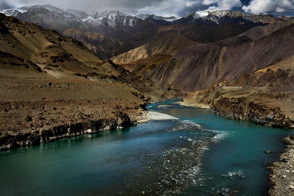 Ein Fluss inmitten des Himalaya-Gebirges in Indien