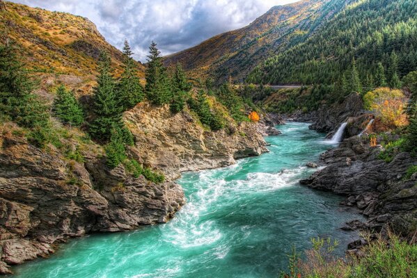 Incroyable couleur de l eau dans la rivière de montagne de la Nouvelle-Zélande