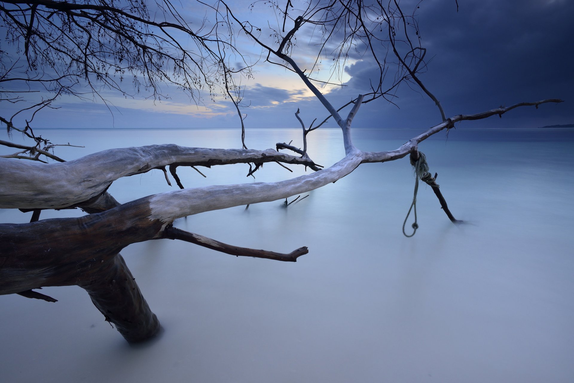 archipel des seychelles île de praslin océan plage nuages arbres