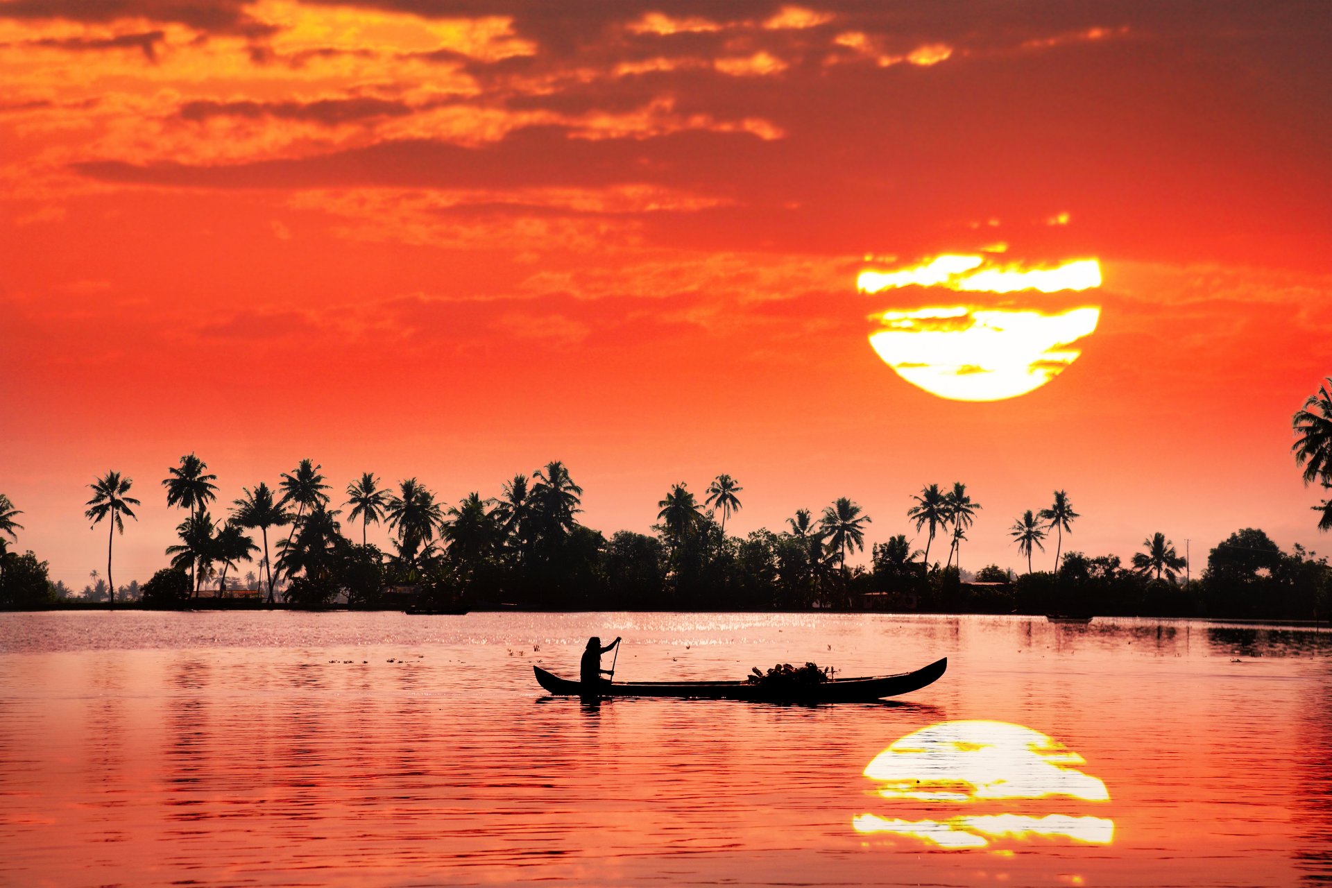 fiume barca riflessione uomo sole riva tramonto india