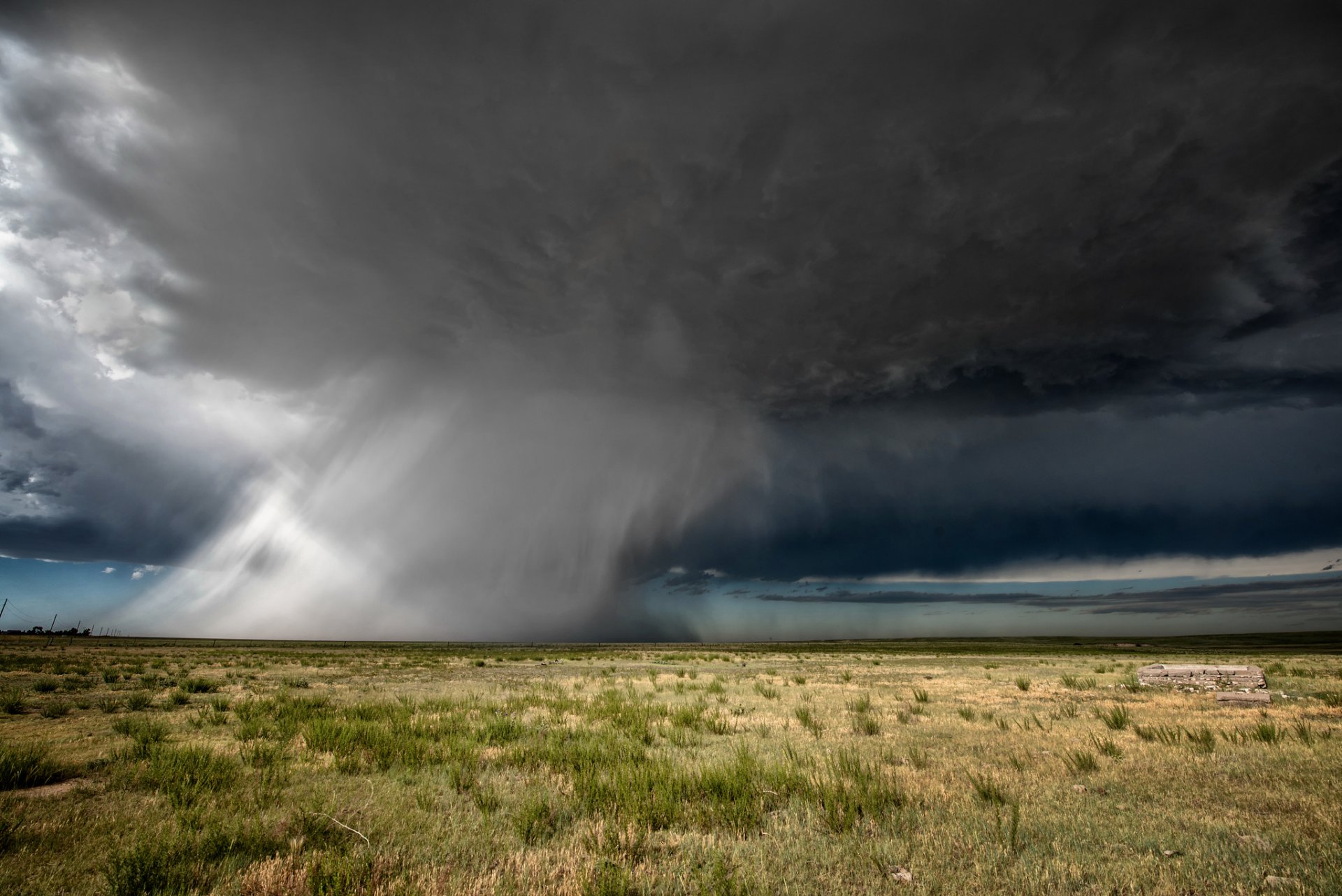 campo estepa nubes lluvia