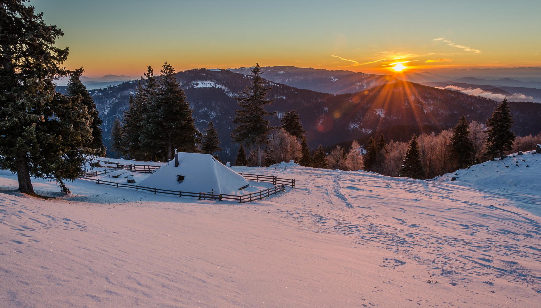 invierno mañana nieve montañas sol