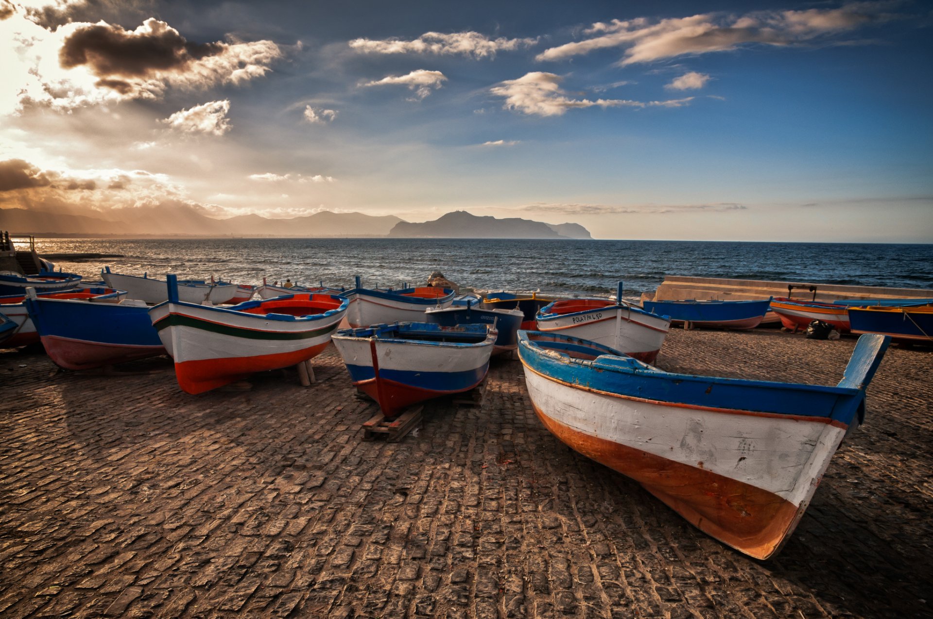 sicilia italia lago muelle barcos montañas