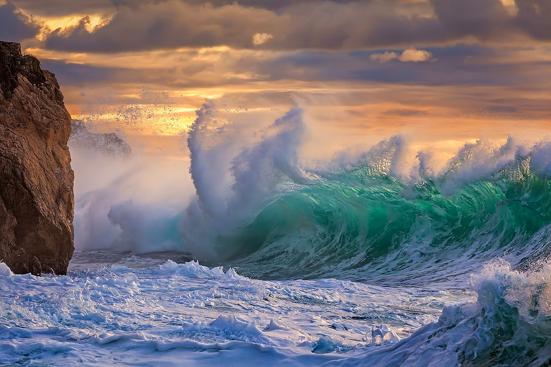 cielo nuvole roccia mare onde tempesta