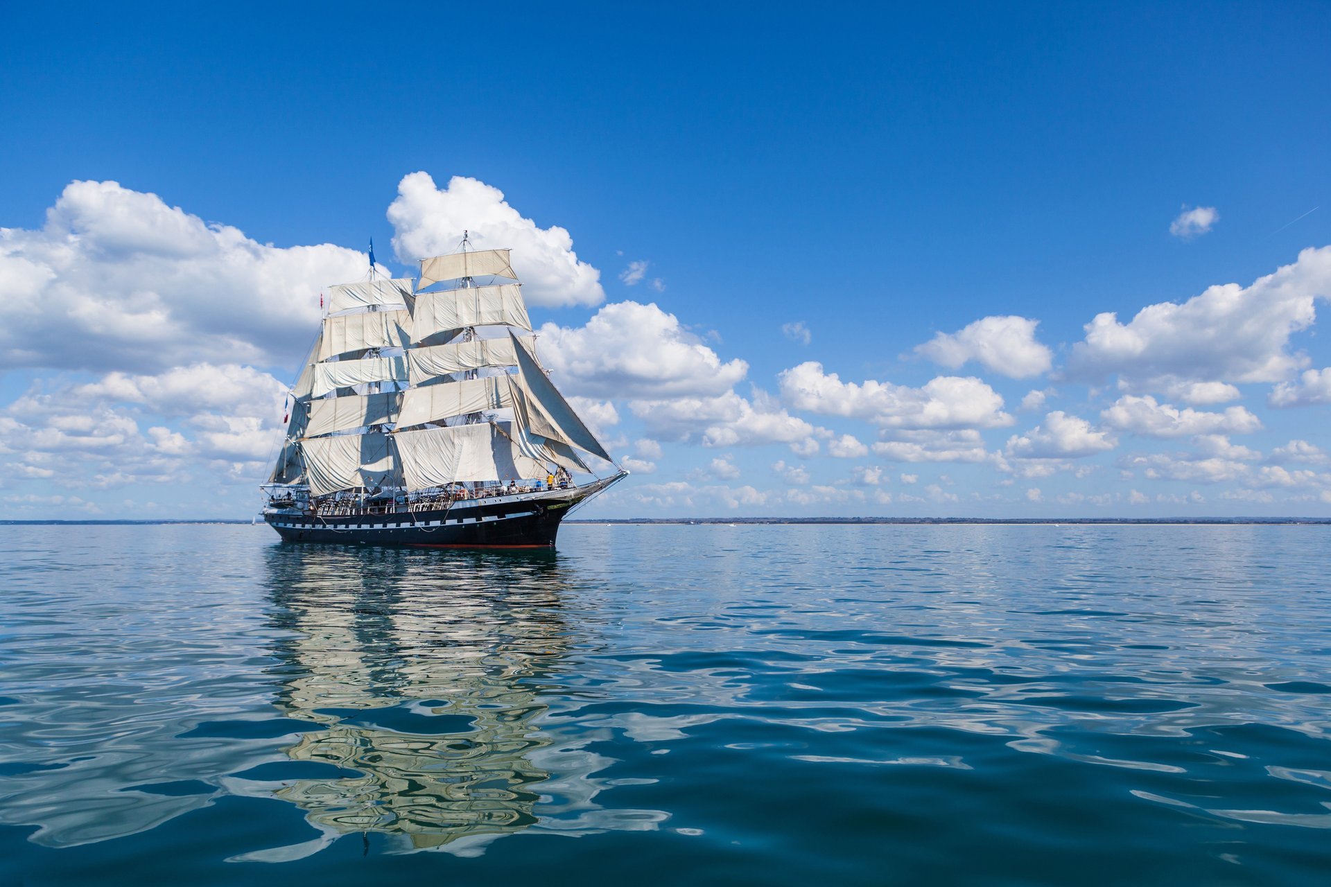 mer navire voiles nuages réflexion