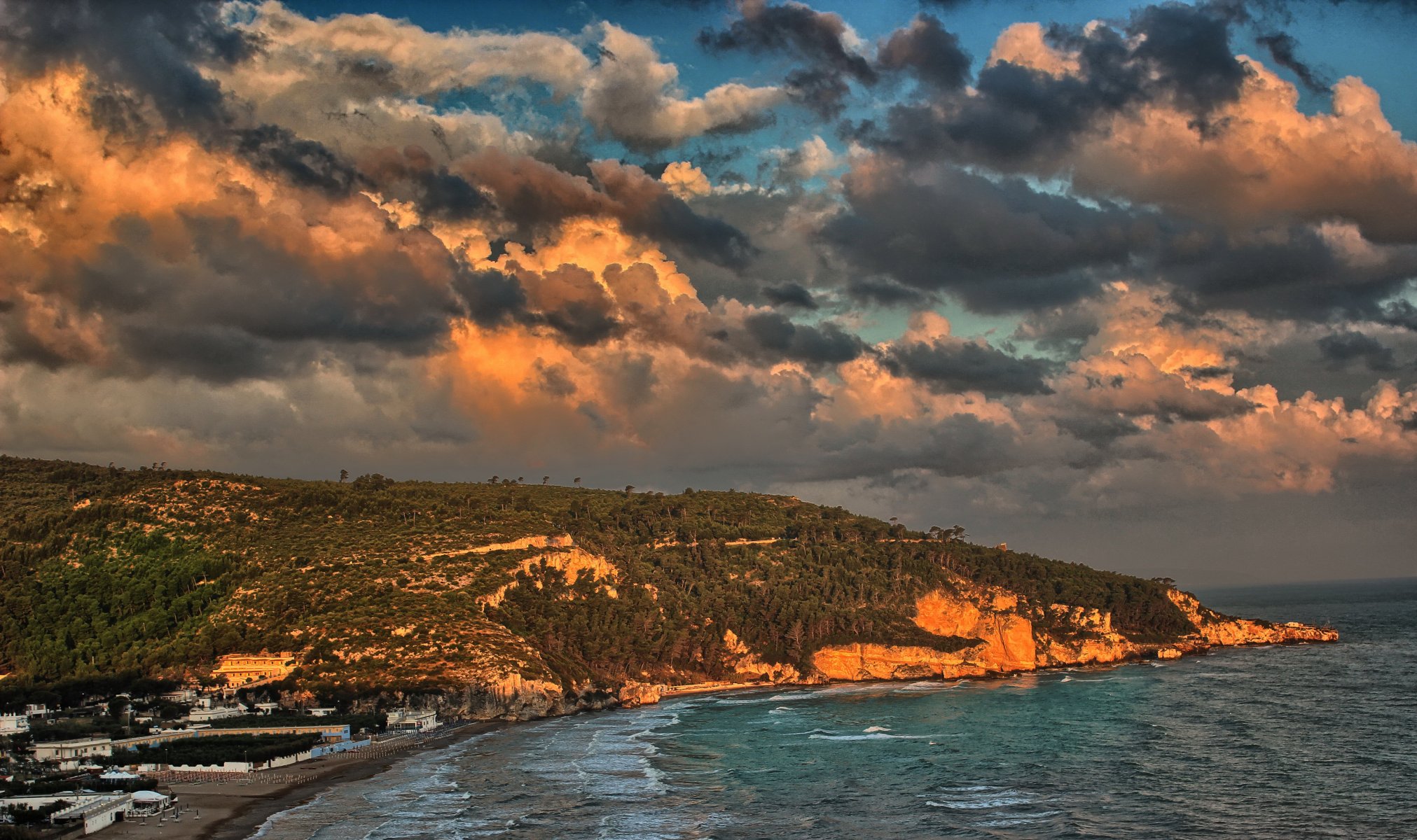 peschici italia puglia playa cielo nubes