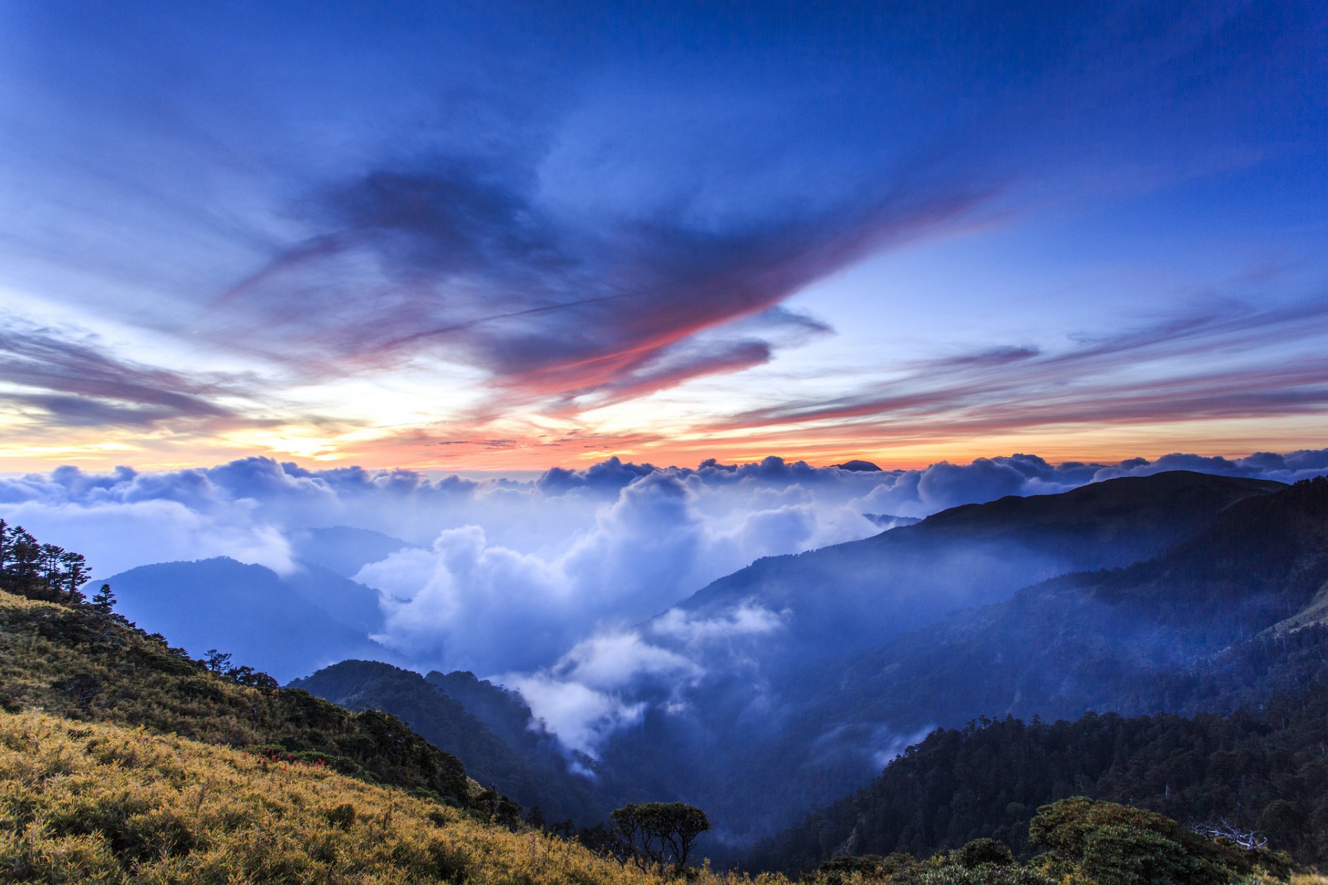 montagnes collines altitude nuages