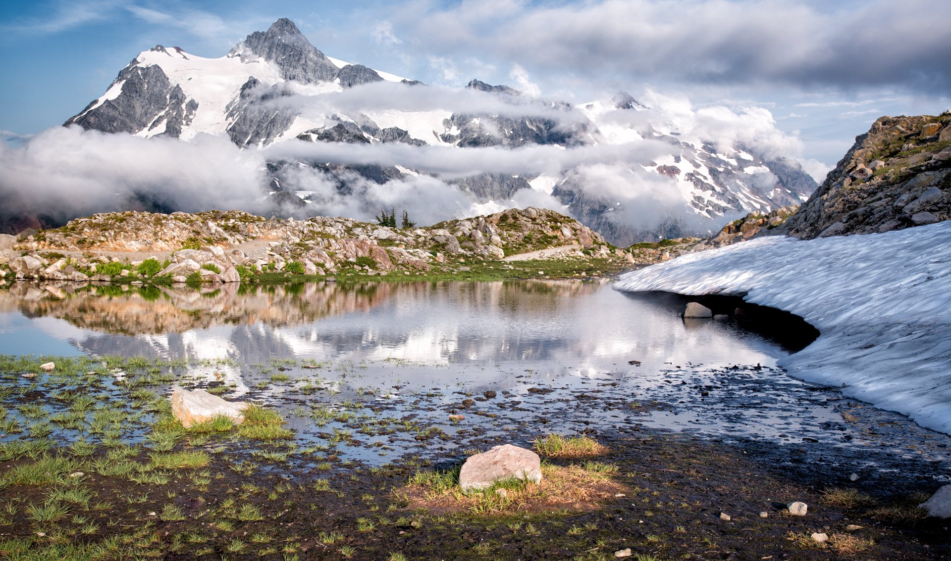 montagnes nuages pierres neige fonte