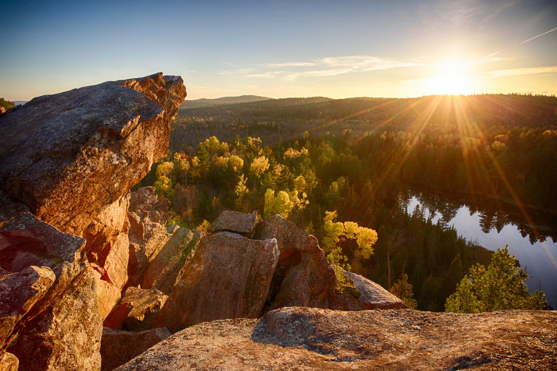 bosque río rocas mañana sol rayos