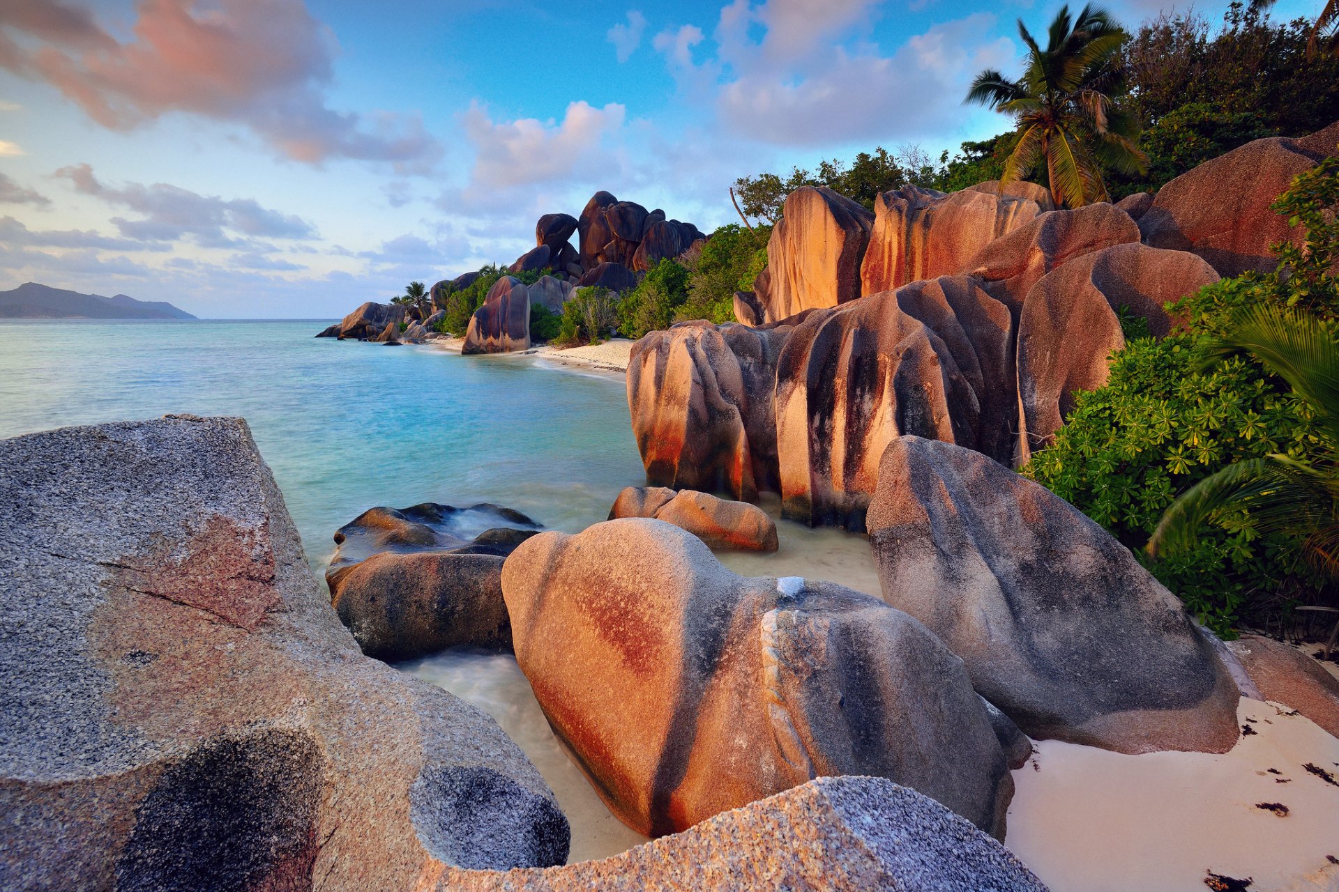 seychellen insel la digue indischer ozean meer steine felsen strand palmen bäume sträucher himmel wolken