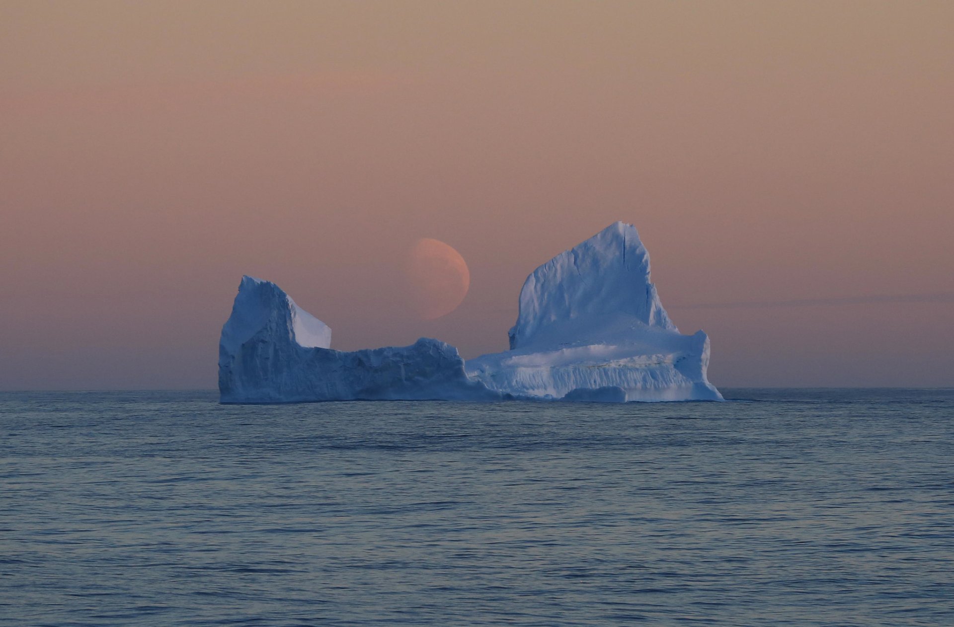 antarctique secteur pacifique de l océan austral mer de ross iceberg soirée lune pâle