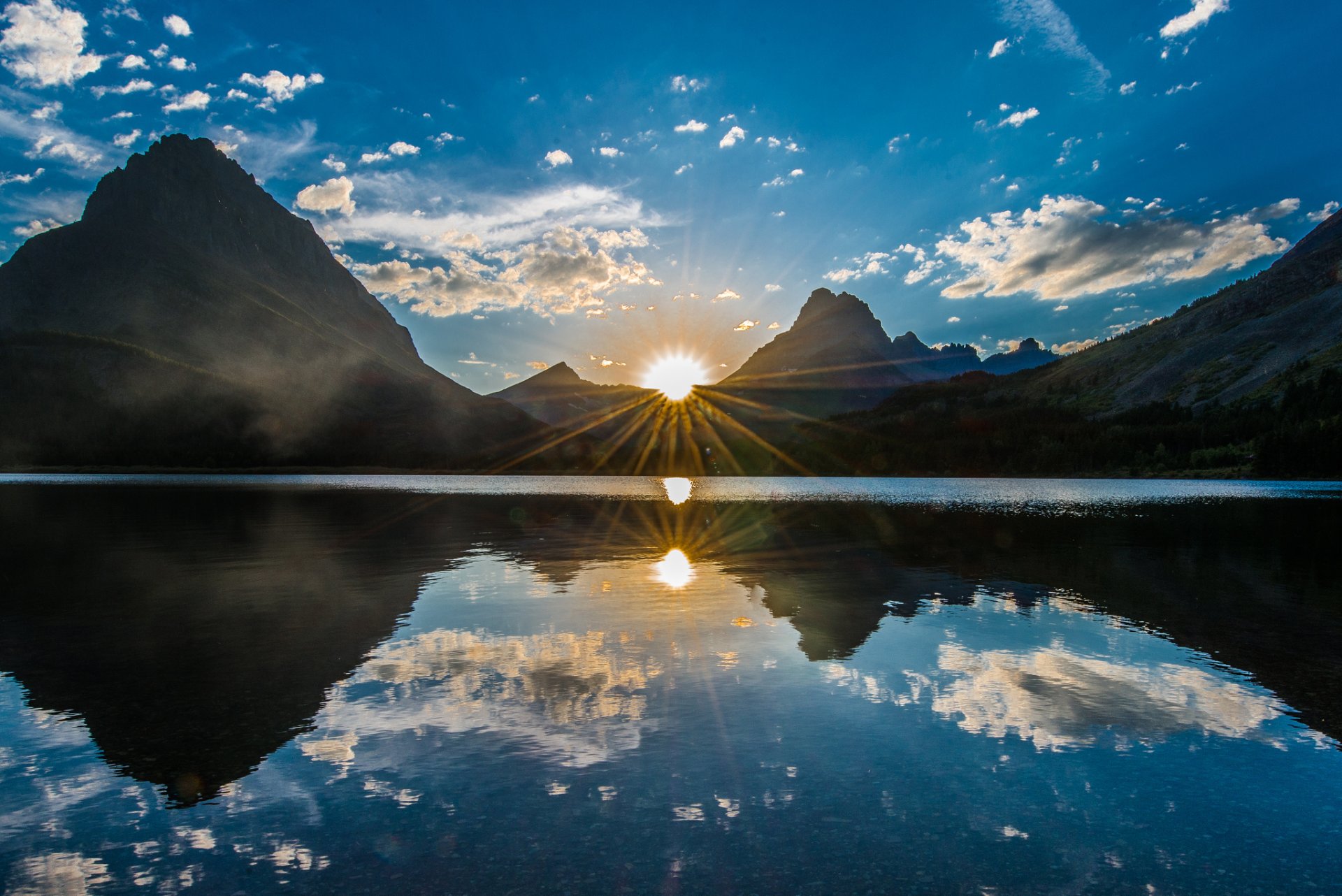 cielo nubes. sol rayos montañas lago reflexión