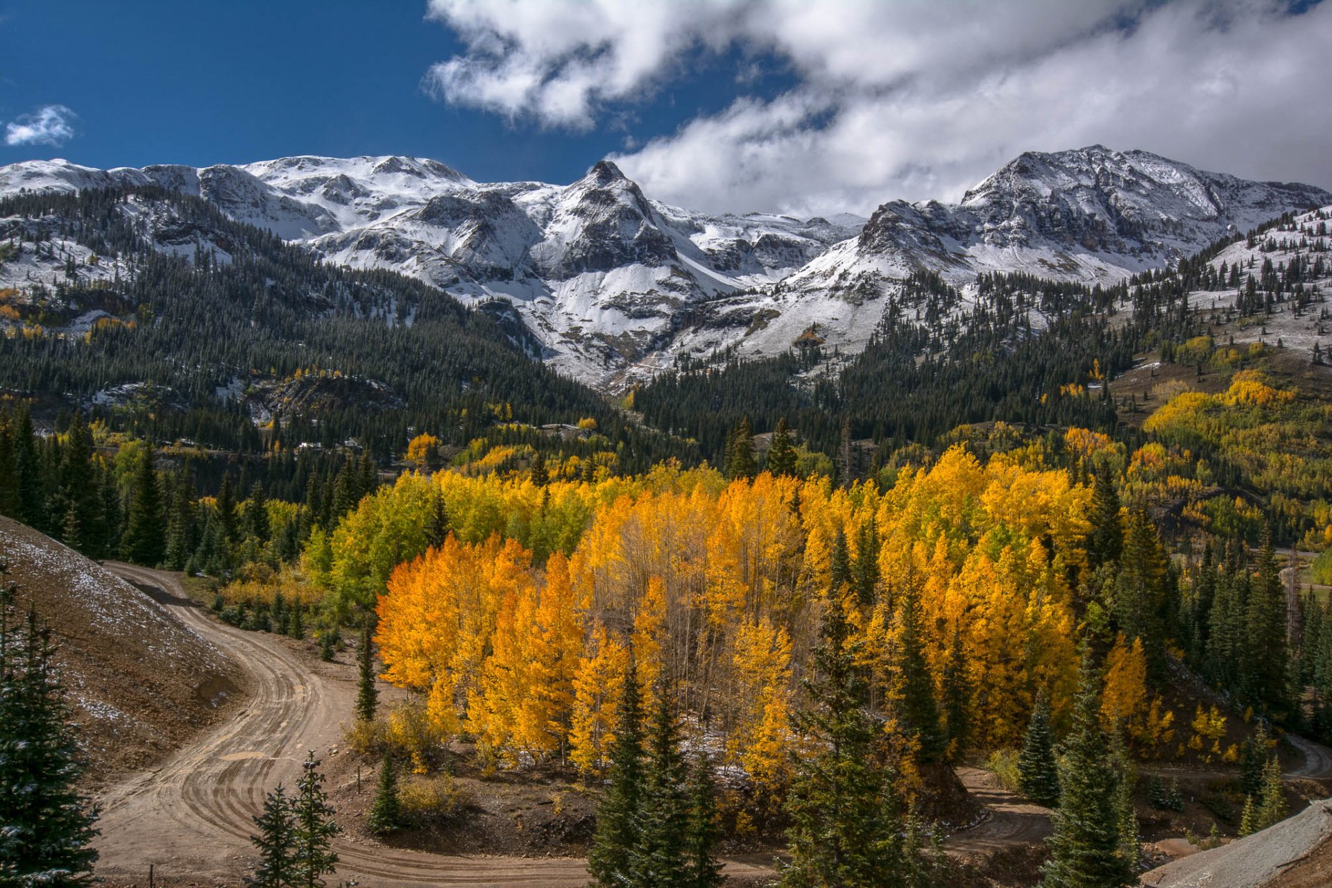 montañas bosque carretera otoño