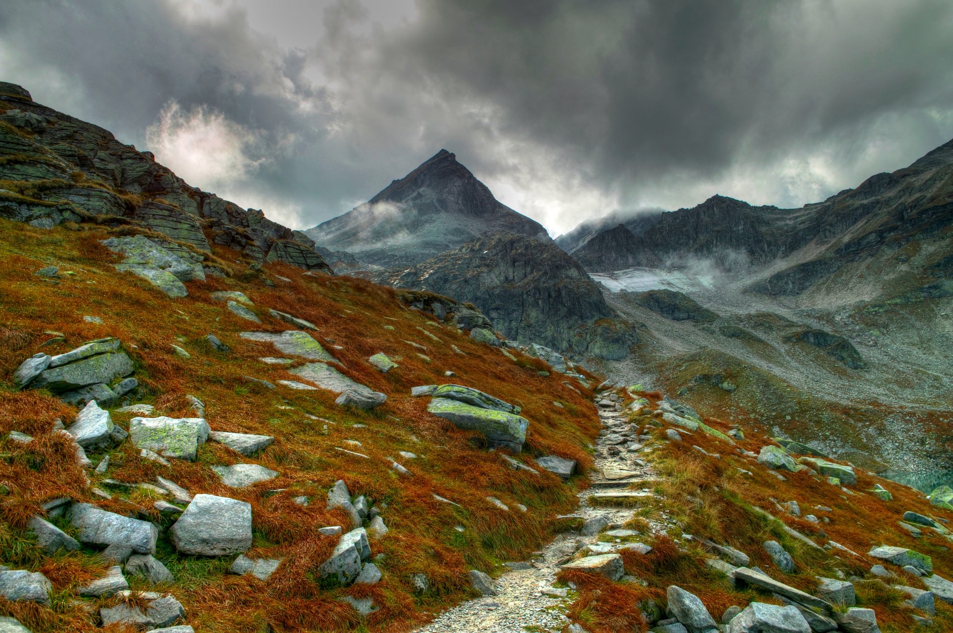 sentiero di montagna montagne sentiero pietre erba muschio nuvole montagna catena