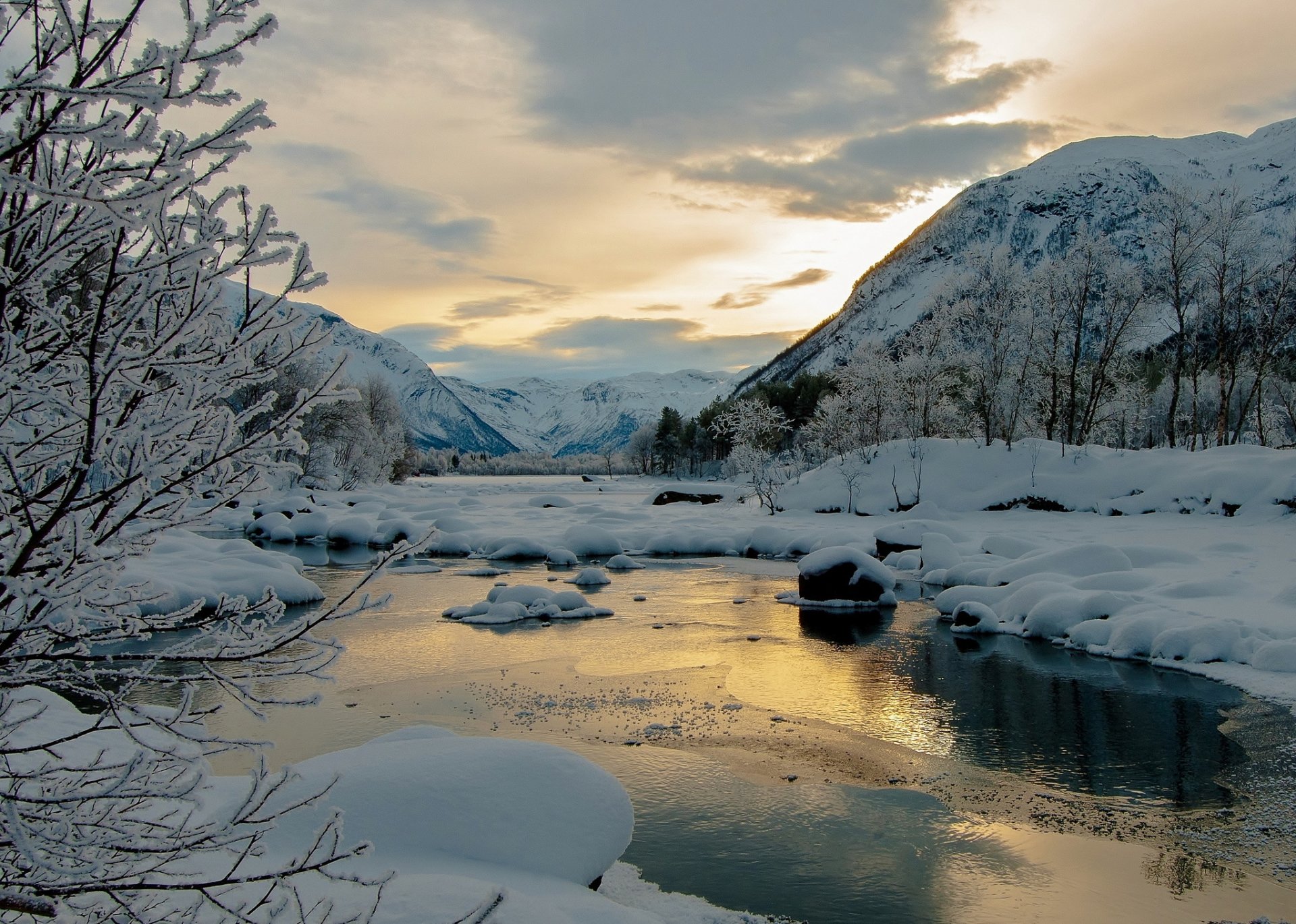 montagne fiume alberi neve inverno sera