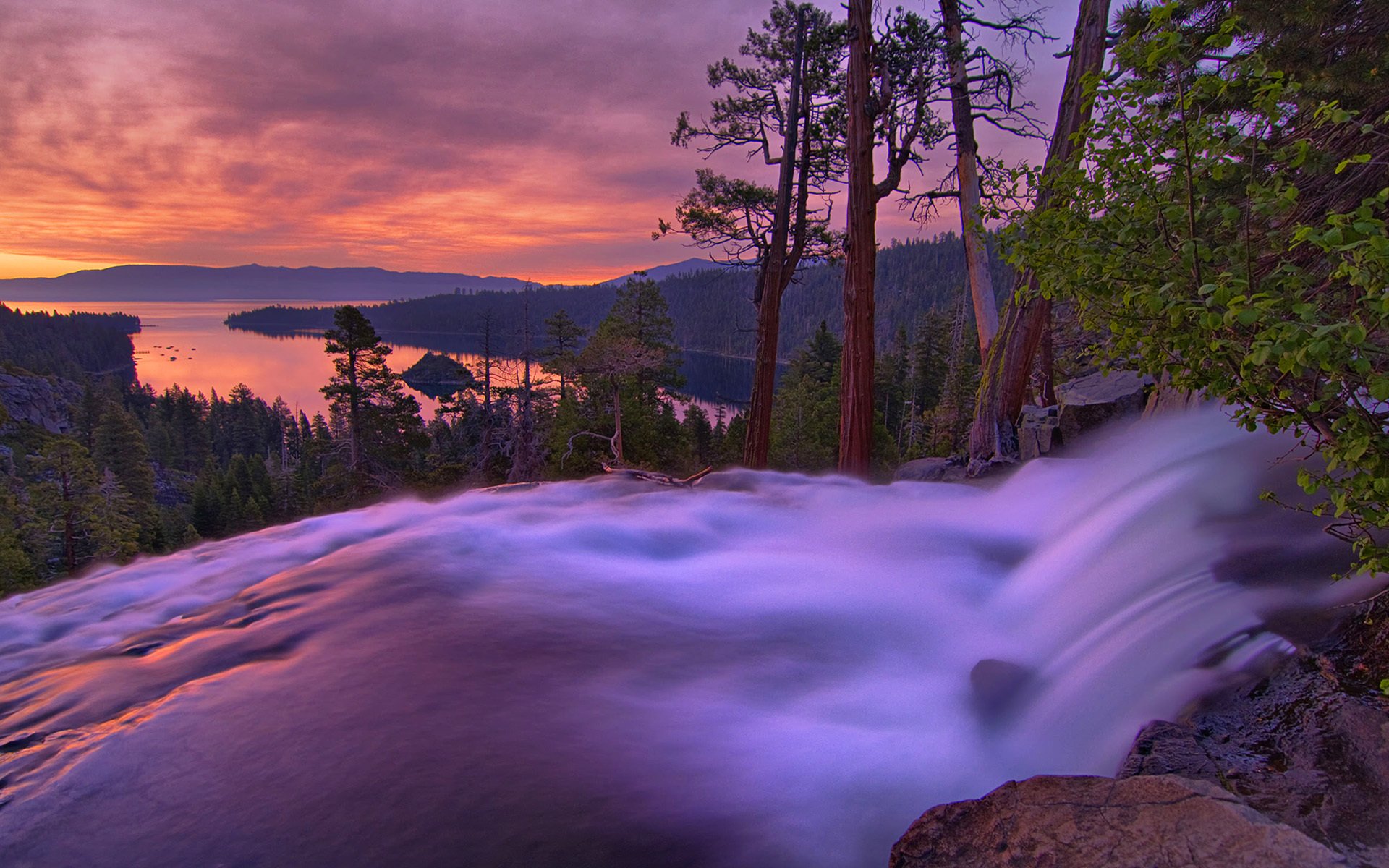 paesaggio montagne lago cielo alberi cascata tramonto alba natura foto