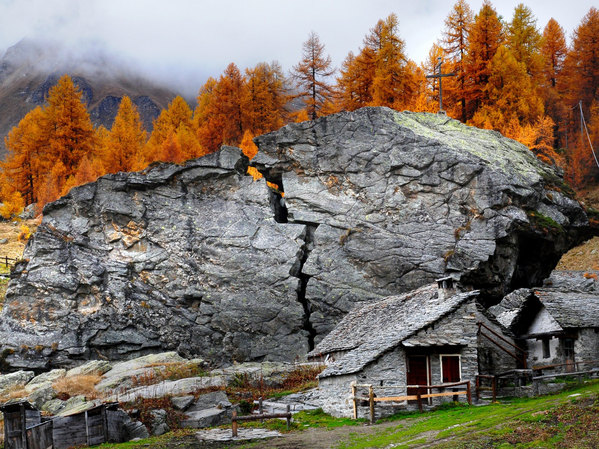 природа горы альпы лес камень раскол скалы дом