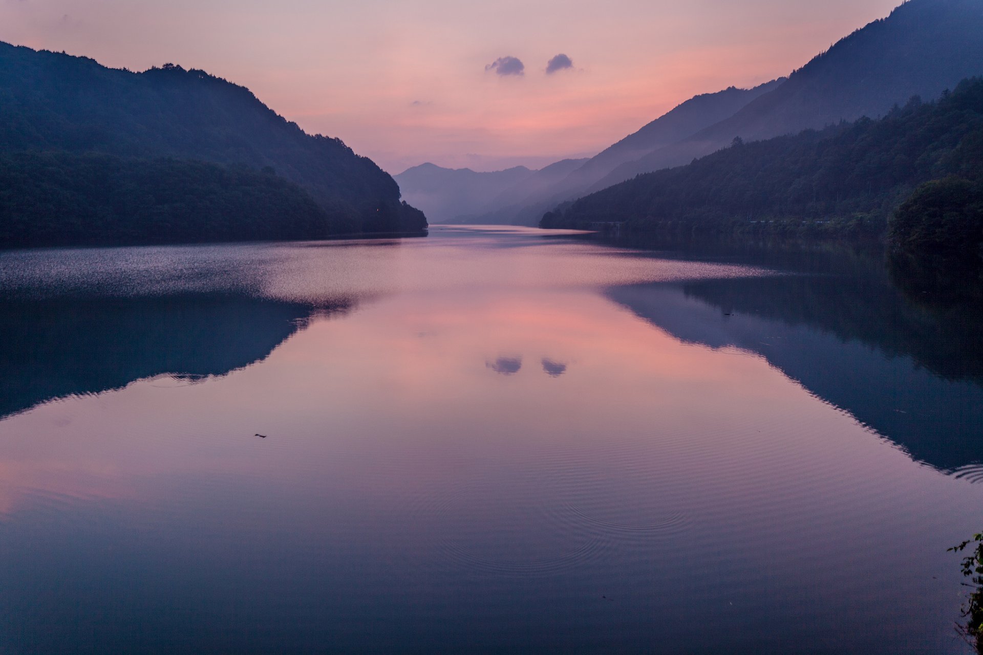 montañas bosque lago amanecer reflexión