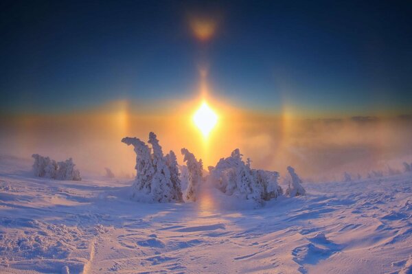 Vista de la naturaleza cubierta de nieve en los arcos del atardecer