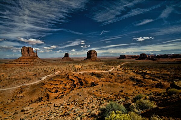 Monument Valley en los Estados Unidos bajo el cielo azul