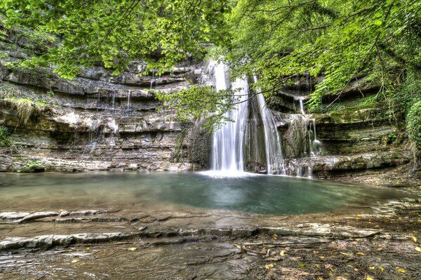 Una pequeña cascada de montaña. paisaje