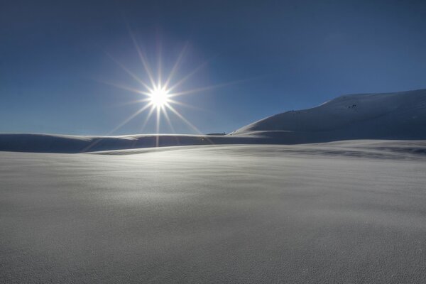 Wintersonne im endlosen Schnee