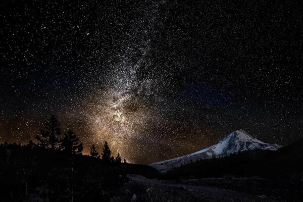 Notte. Il cielo poggia su una montagna