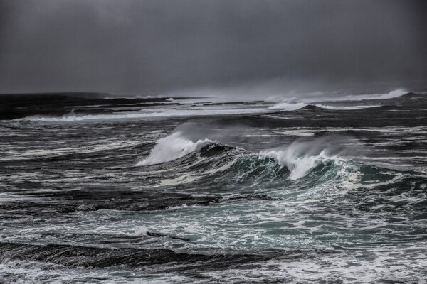 Une mer orageuse sous un ciel sombre