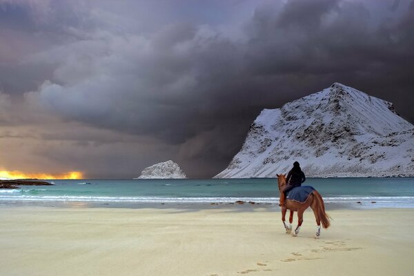 Chica montando a caballo en el fondo de las olas