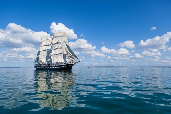 Schiff mit weißen Segeln im Meer