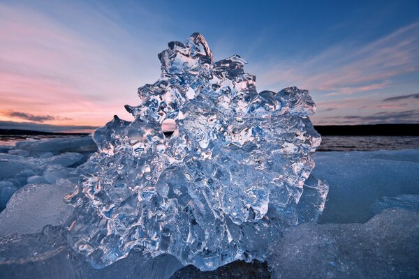 Hielo transparente brillante en el fondo de la puesta de sol