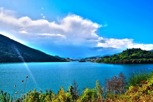 Paesaggio di montagna con lago in primo piano