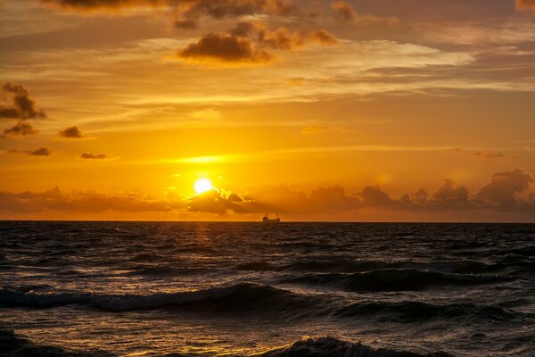 Am Meer sieht man die schöne Morgendämmerung der Sonne