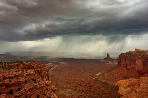 Les nuages et la tempête sur le Canyon font peur à l inconnu