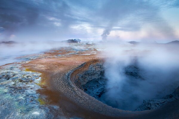 Eine dampfende geothermische Quelle in Island