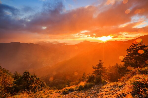 Blick auf die Berge bei Sonnenuntergang des Tages