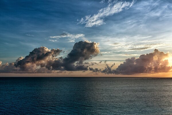 Gewitterwolken am Himmel sehen erschreckend aus