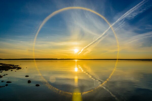 El rayo del sol se refleja en el agua